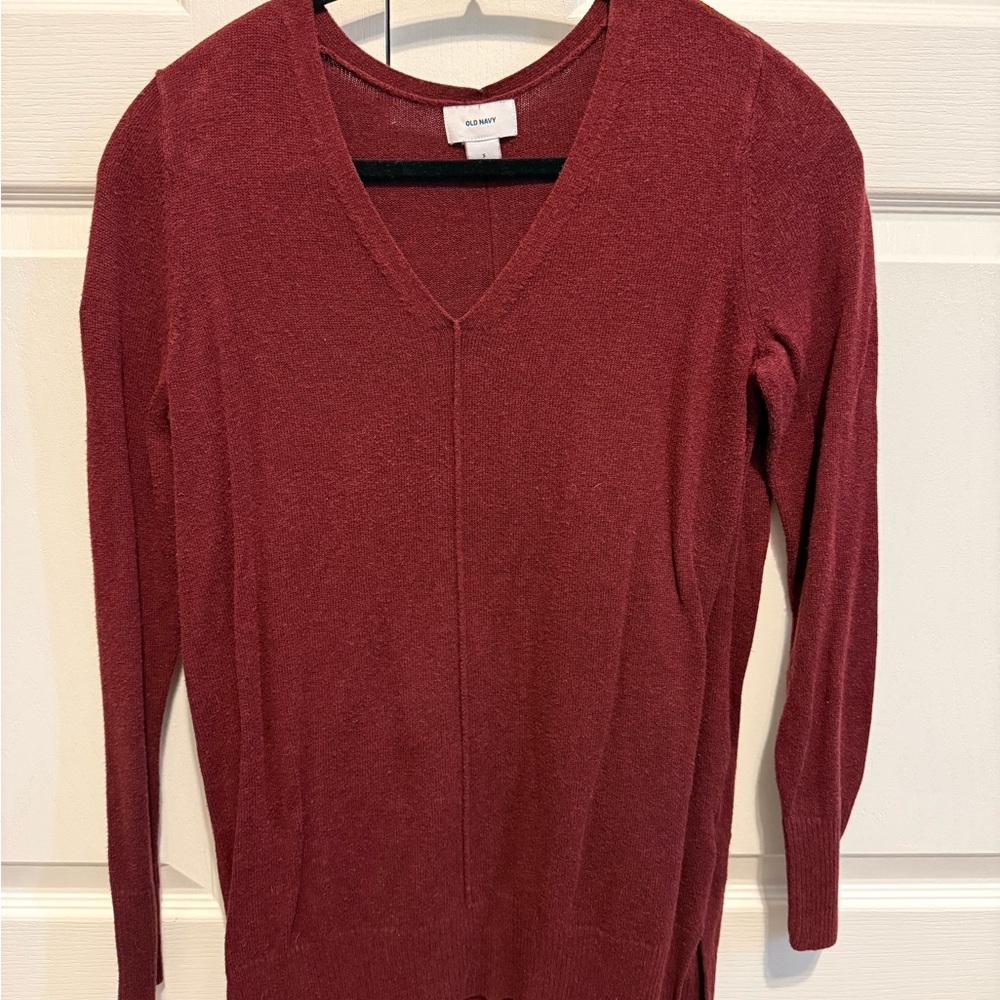 Old Navy Women's V-Neck Sweater in Burgundy